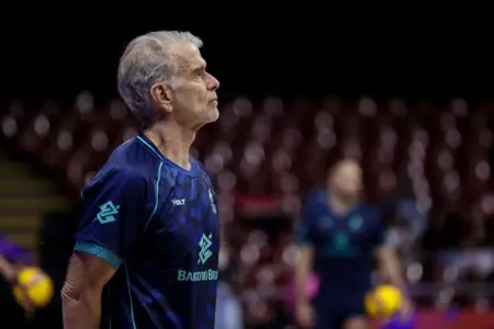 Bernardinho define elenco da seleção brasileira de vôlei para o Campeonato Sul-Americano que classifica para os Jogos Olímpicos de Los Angeles 2028