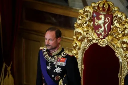 Novo rei da Noruega presta juramento diante do Parlamento após ascensão ao trono em meio a controvérsias familiares