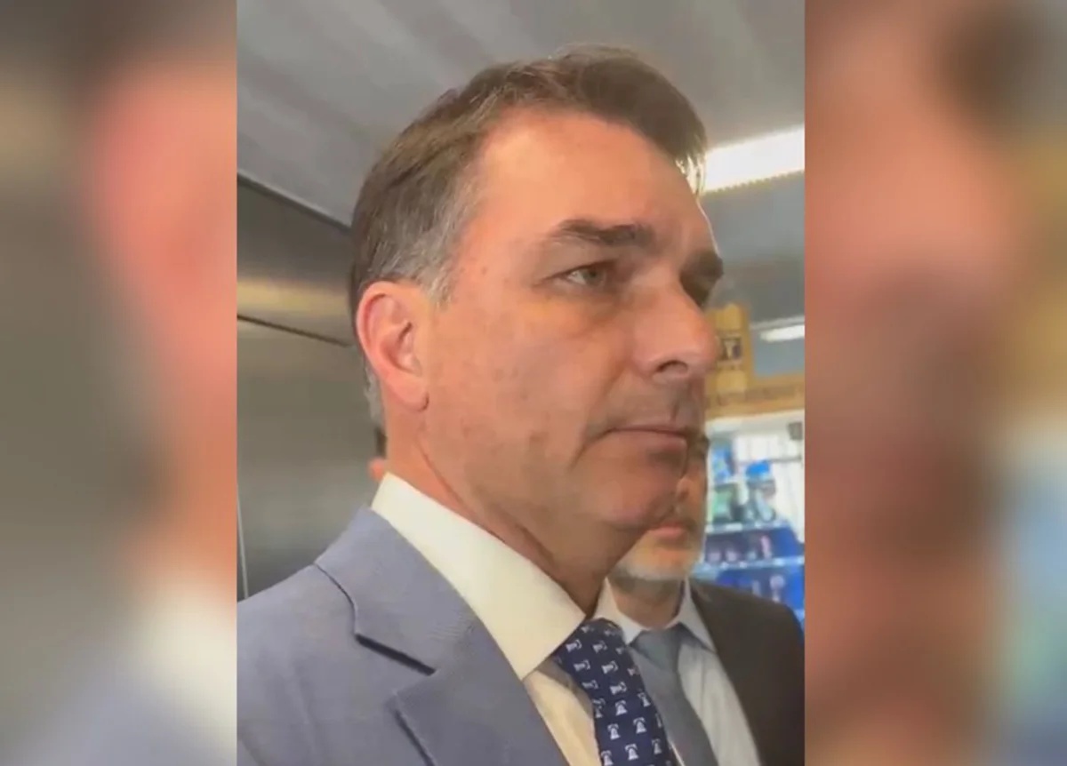 Flávio Bolsonaro defende renúncia de Alexandre de Moraes após divulgação de mensagens envolvendo Vorcaro
