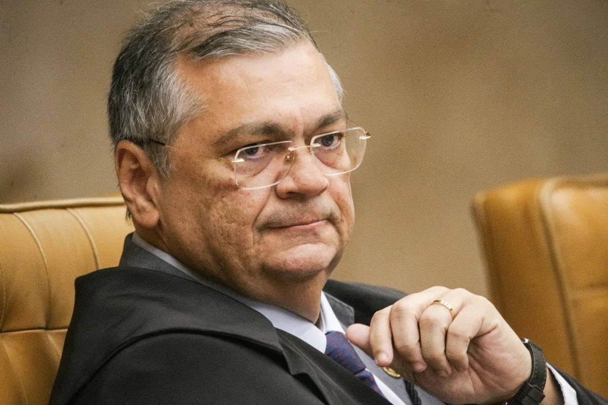 Ministro Flávio Dino critica decisão de Fachin de retirar investigações do INSS e do banco Master de André Mendonça