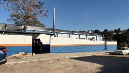Paciente ameaça profissional de enfermagem com extintor em posto de saúde de Divinópolis; Prefeitura condena o episódio