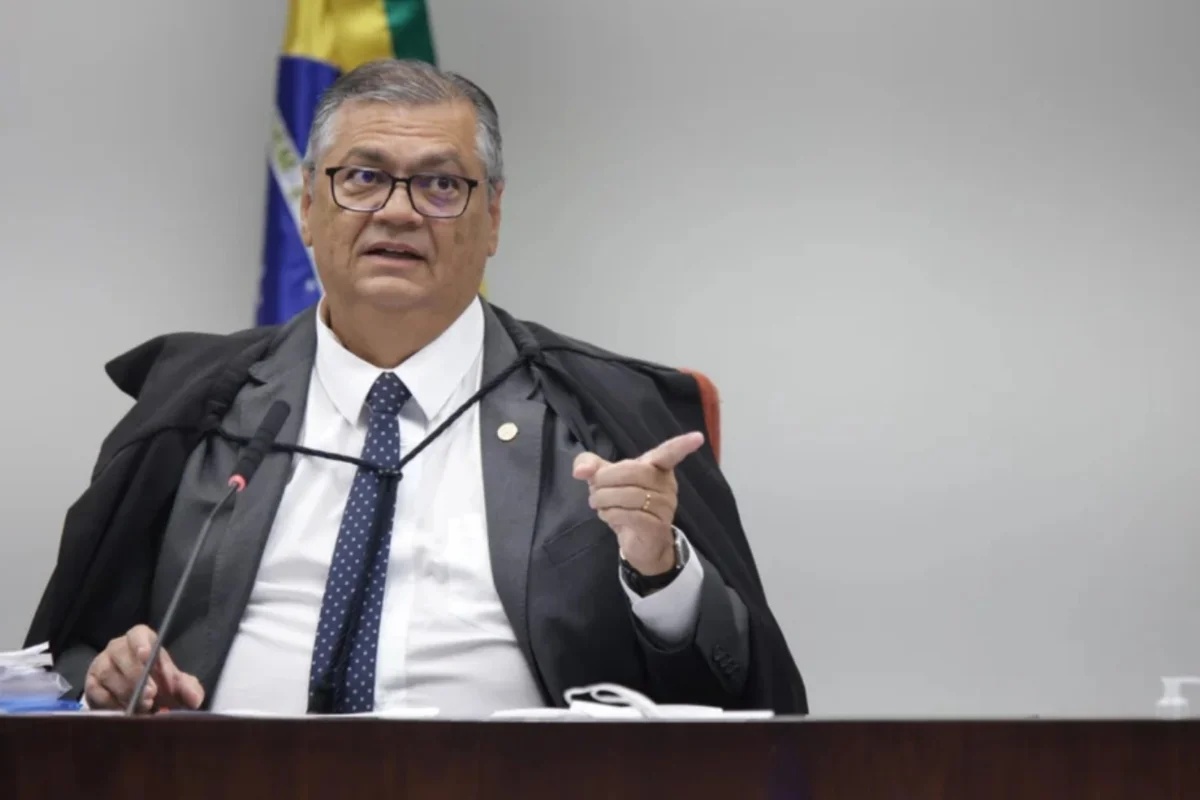 Ministro Flávio Dino solicita vista e critica sessão do STF sobre investigação de Moraes