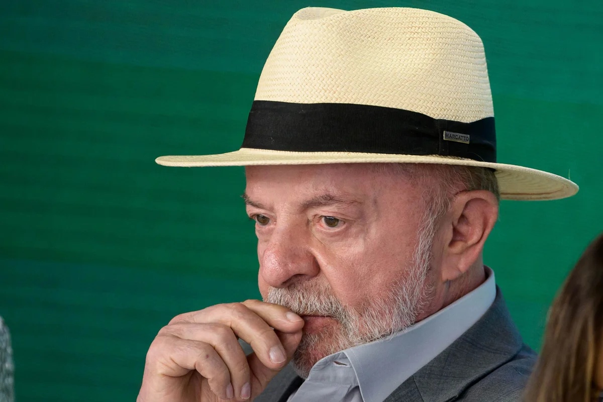 Lula faz ataque indireto a Flávio Bolsonaro ao relembrar episódios do governo Bolsonaro relacionados à fome, Covid-19 e desmatamento