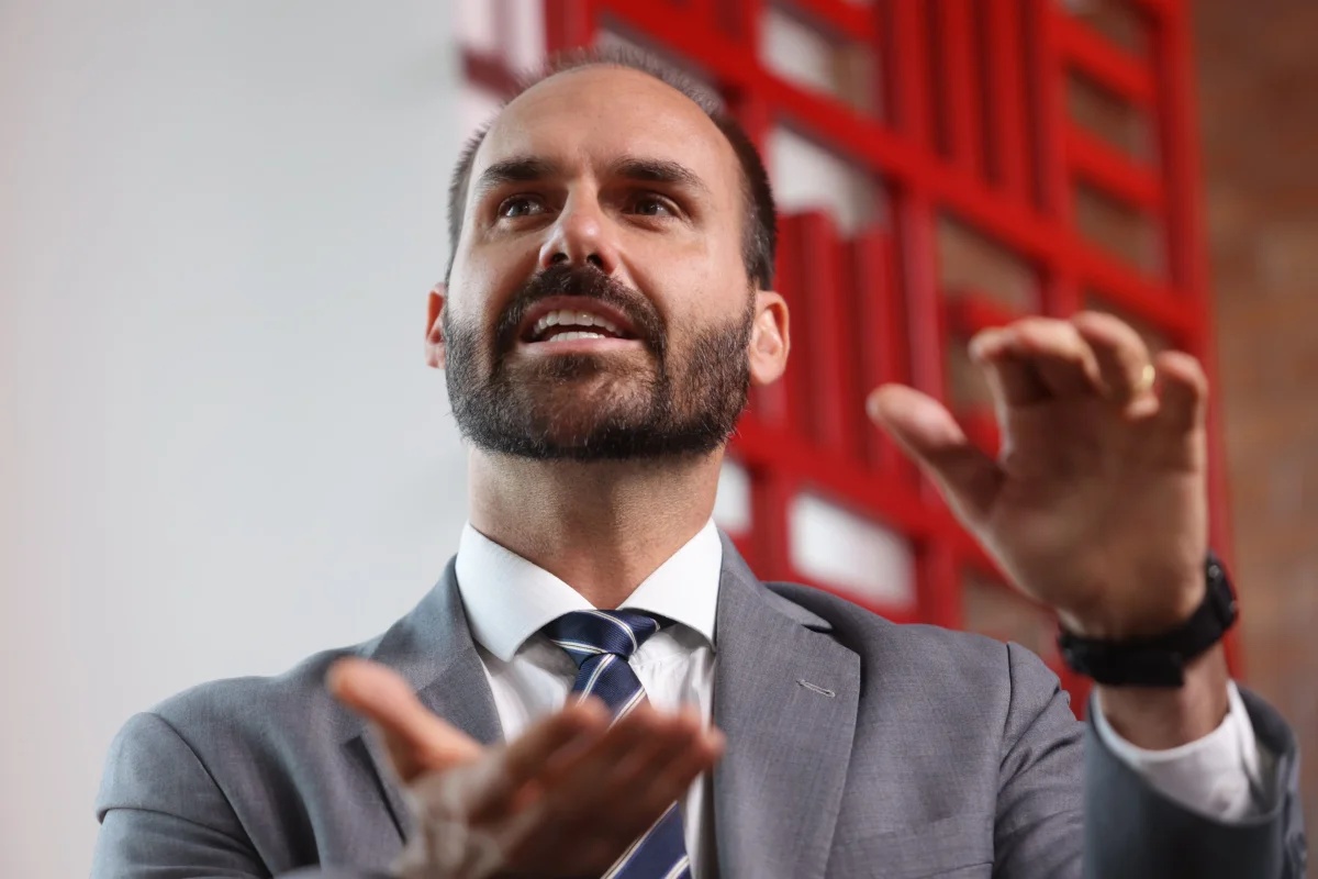 Eduardo Bolsonaro reforça possibilidade de sanções dos EUA contra autoridades brasileiras em resposta a declarações de Dino