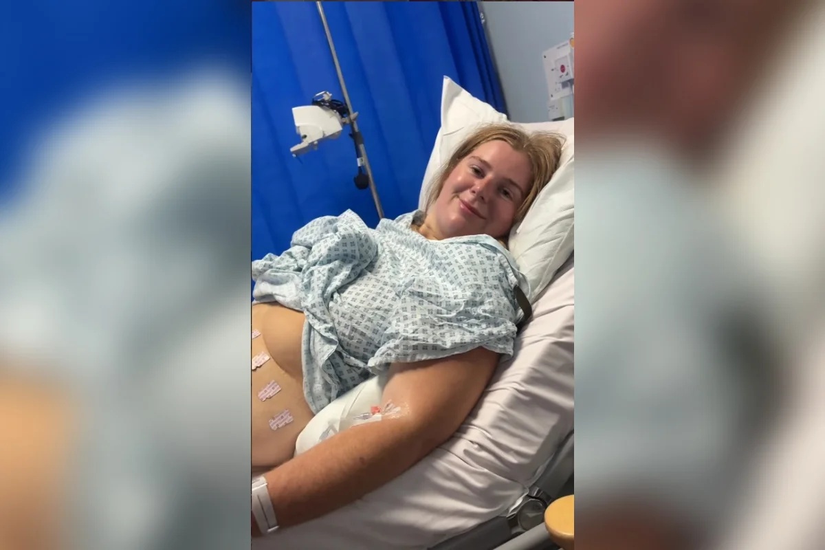 Influenciadora inglesa quase perde a vida após desenvolver sepse por espremer pelo encravado na virilha