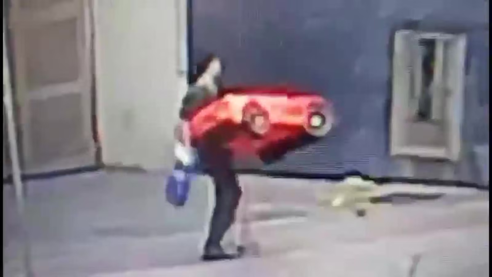 Homem é filmado furtando carrinho elétrico avaliado em quase R$ 4 mil na região da Savassi, em Belo Horizonte