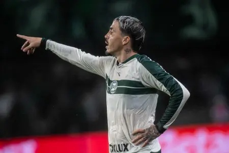 Josué, do Coritiba, assume liderança de assistências na Série A após empate com o Athletico-PR