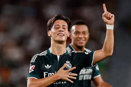 Real Madrid conquista vitória nos minutos finais contra o Elche pelo Campeonato Espanhol