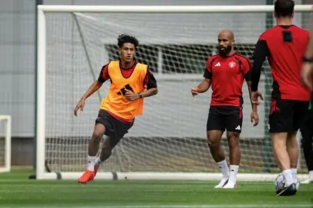 Jovem talento do Manchester United solicita desligamento do clube e desperta interesse de rivais europeus