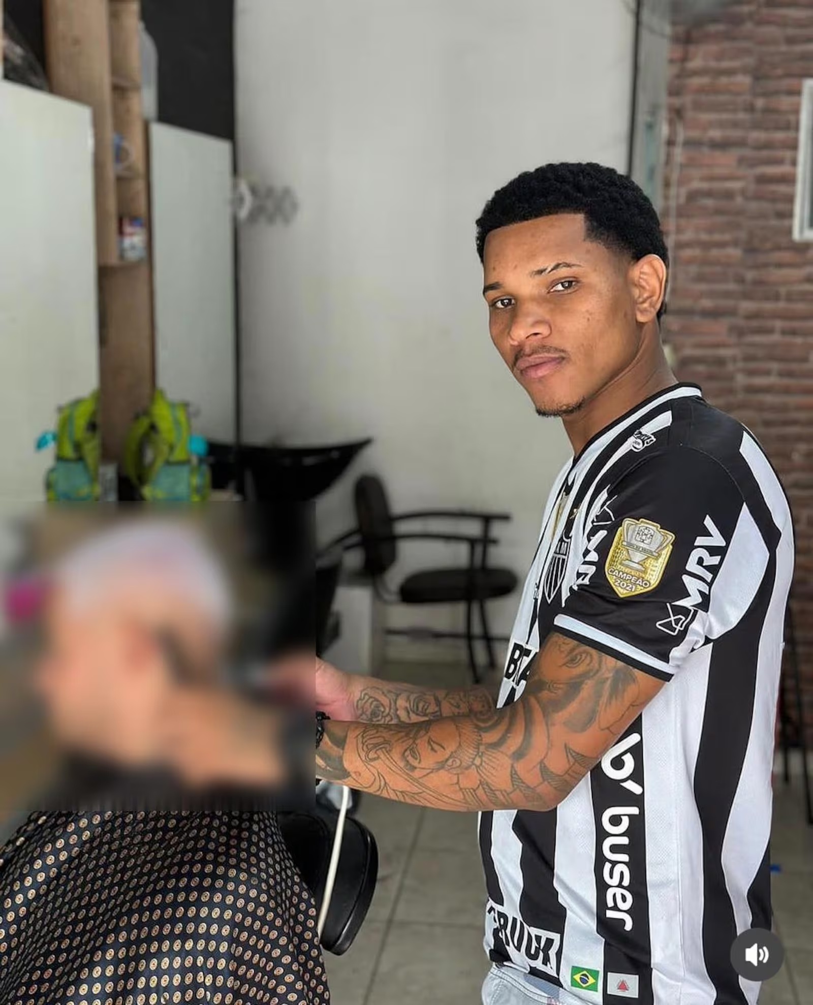 Homem dono de barbearia é assassinado a tiros em Belo Horizonte; criminosos filmam execução e usam celular da vítima para publicar mensagem nas redes sociais