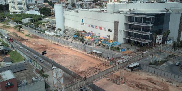 Passarela de pedestres em frente ao Shopping Estação será removida para obras na nova trincheira da Cristiano Machado em Belo Horizonte