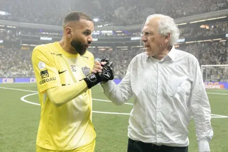 Rubens Menin homenageia Everson após classificação do Atlético na Copa do Brasil