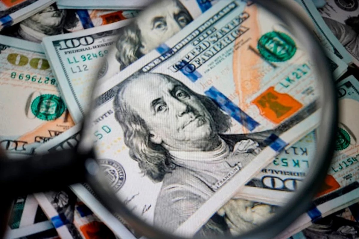 Dólar mantém estabilidade diante de queda do petróleo e alta de juros nos EUA