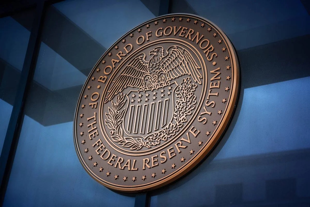 Comitê do Federal Reserve indica possibilidade de nova alta dos juros em 2026, segundo analistas