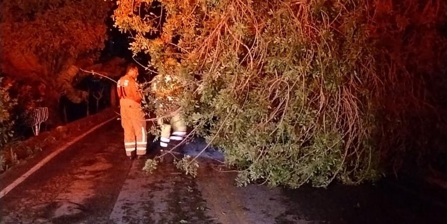 Serviços de saúde em Diamantina ficam suspensos devido aos danos causados por forte tempestade