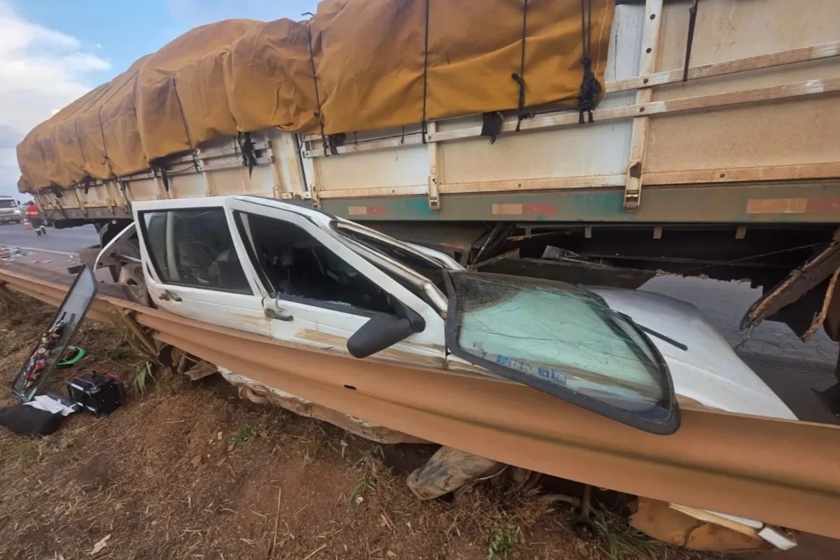 Caminhão colide com Fiat Uno na BR-060 e causa destruição do veículo em Anápolis, Goiás
