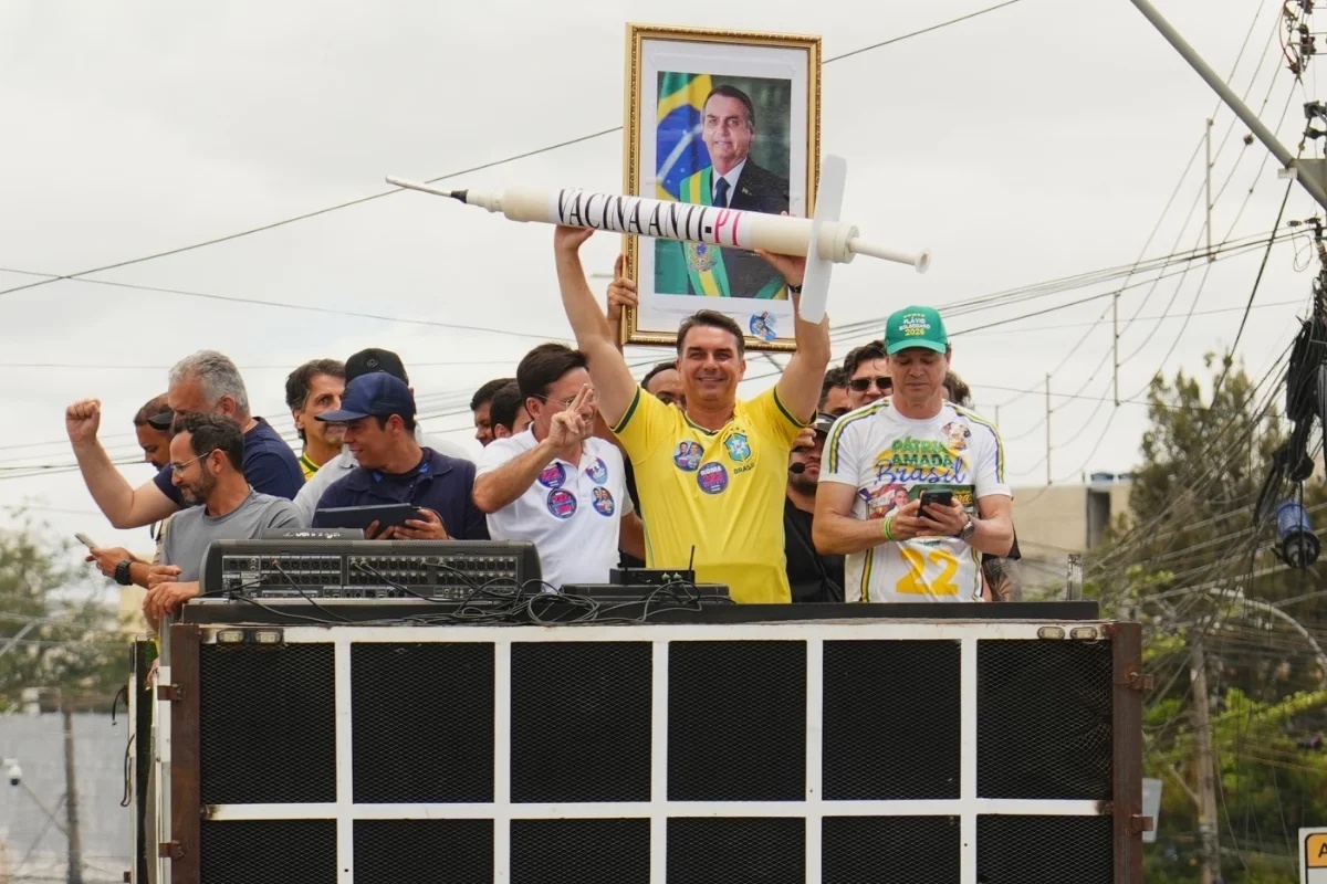 Flávio Bolsonaro afirma que Lula “deve seu mandato ao ministro Alexandre de Moraes”