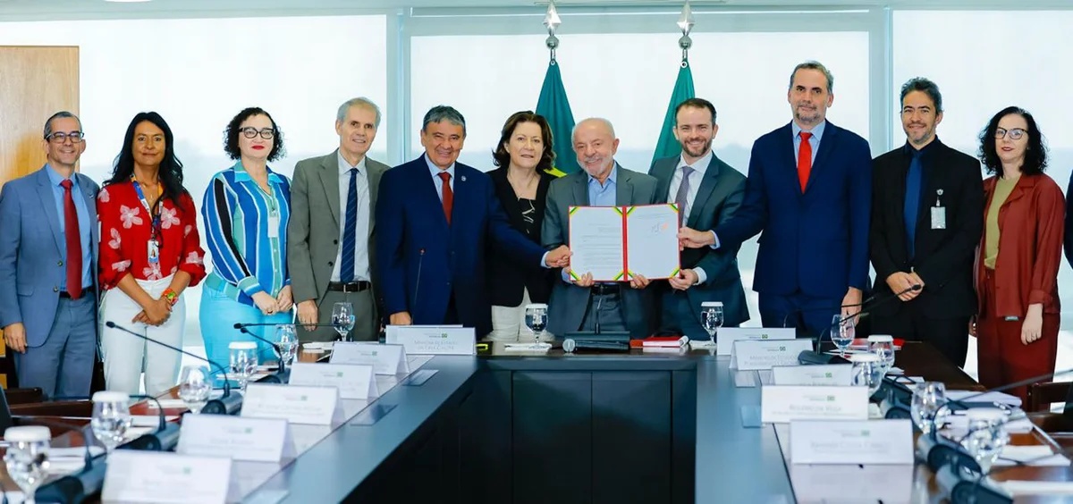 Lula anuncia reajuste no Bolsa Família em período eleitoral, similar a ações do governo anterior