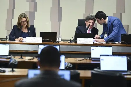Comissão do Congresso aprova extinção da taxa de importação sobre compras internacionais de até US$ 50 e encaminha proposta para votação na Câmara