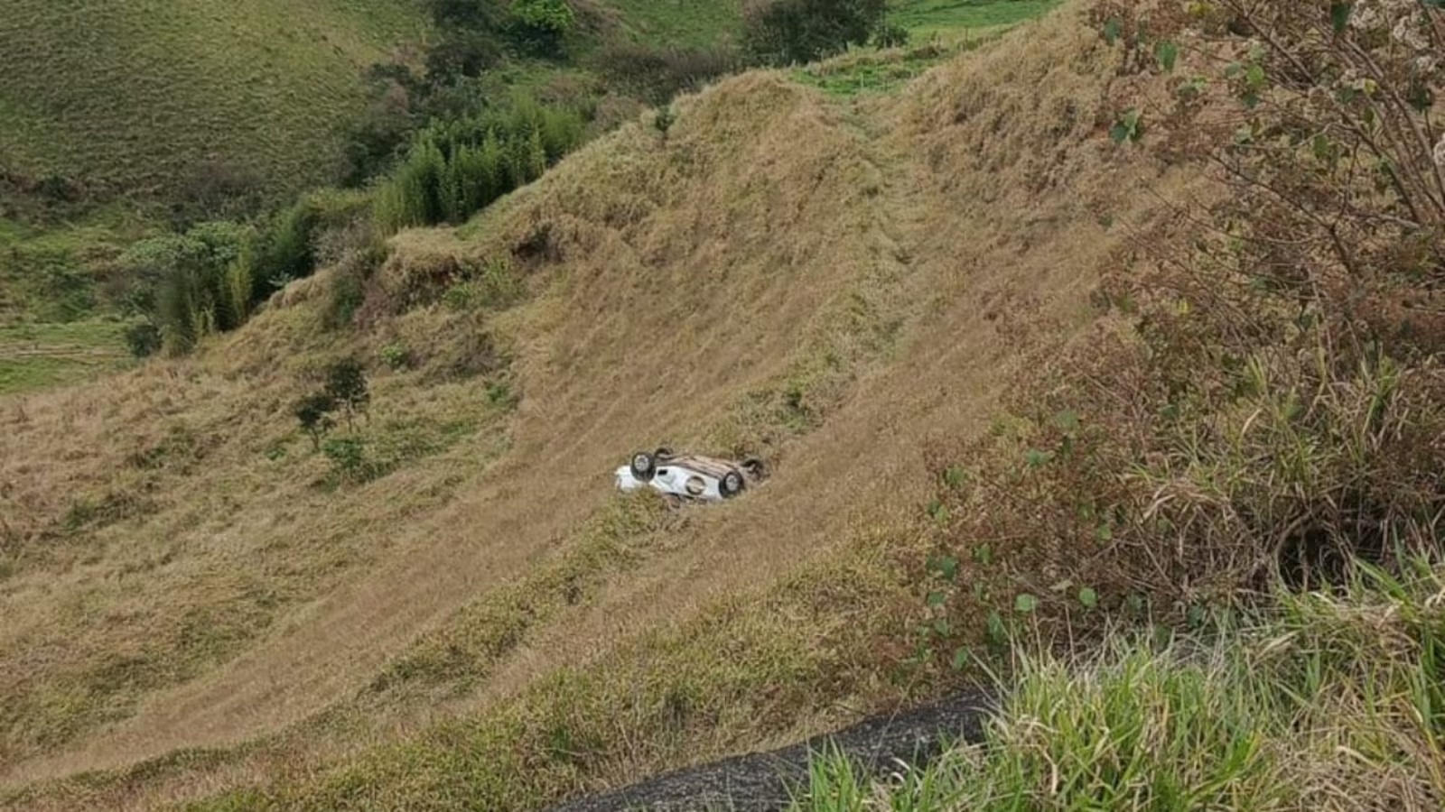 Caminhonete de pai e filho desaparecidos é localizada em ribanceira no Sul de Minas; buscas permanecem sem sucesso