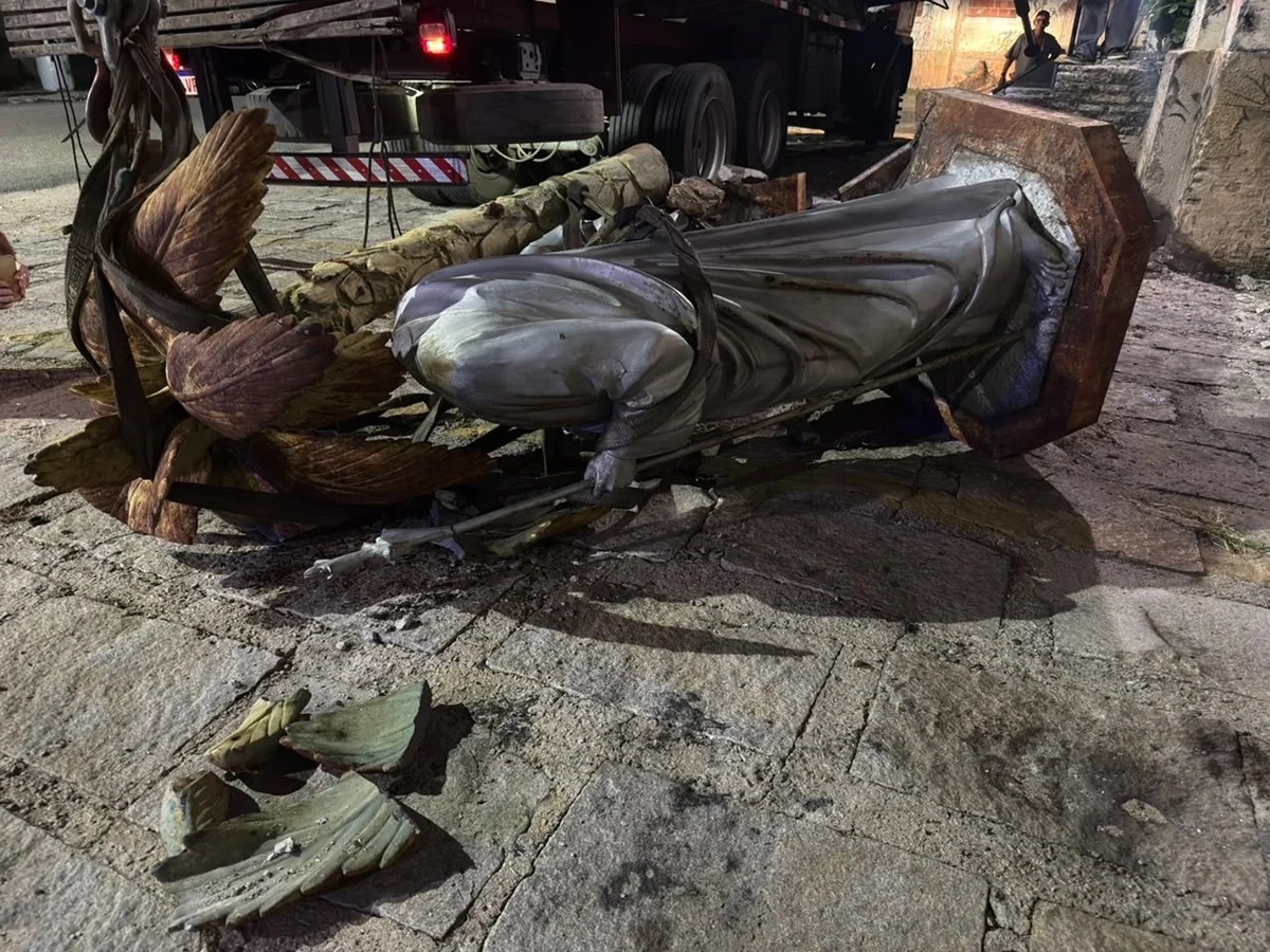 Estátua da Sagrada Família cai de guincho durante retirada em Fortaleza e sofre dano