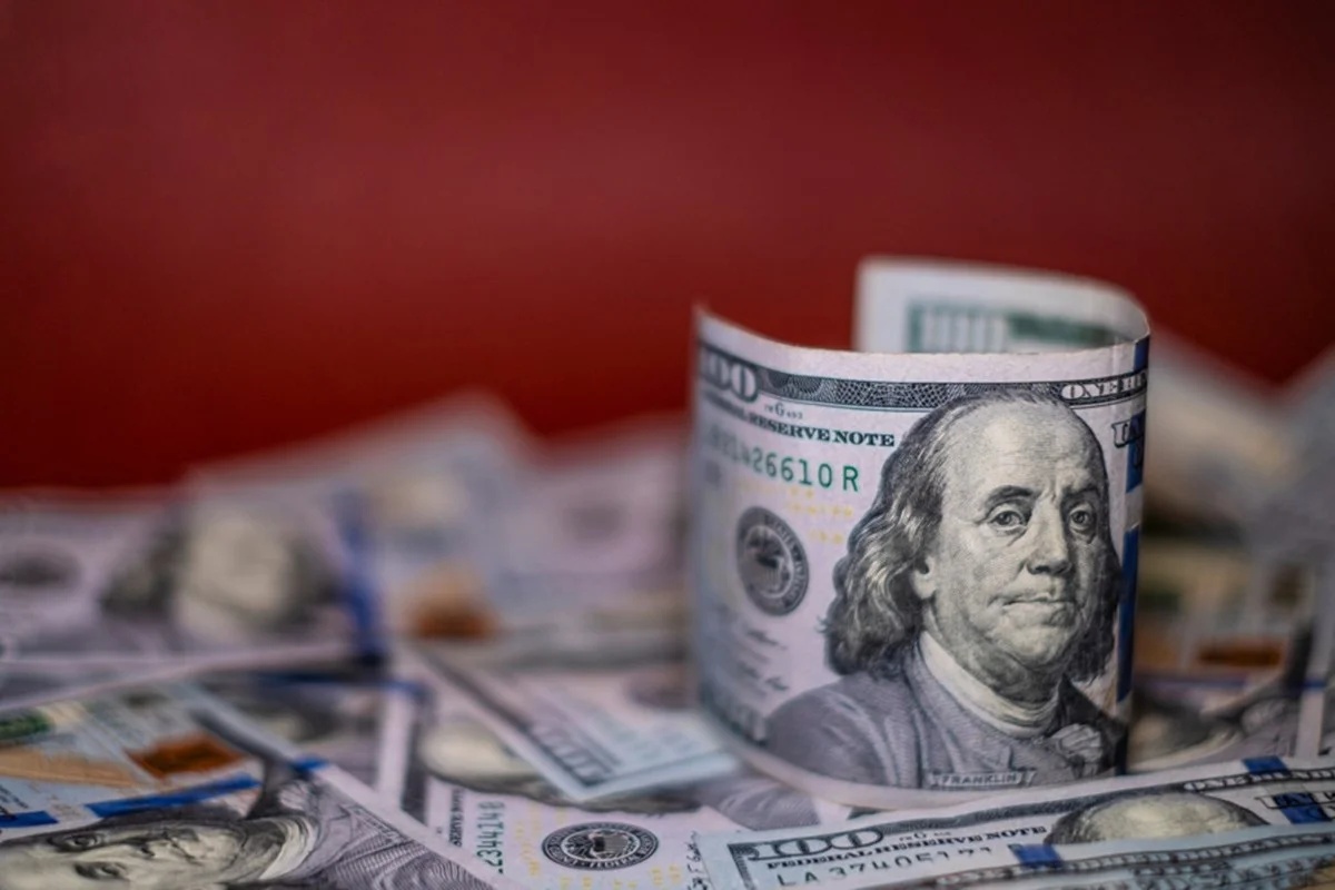 Dólar avança frente ao real e Bolsa brasileira recua diante de oscilações no petróleo e aumento dos juros nos EUA