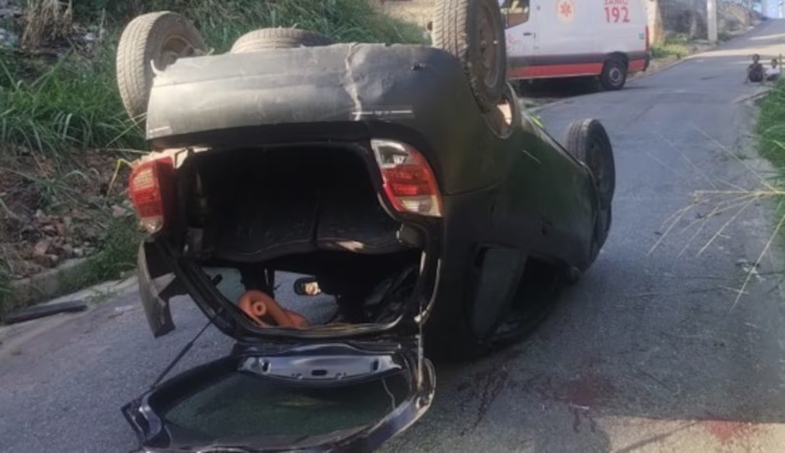 Carro capota durante tentativa de subida em rua íngreme no bairro Ribeiro de Abreu, em Belo Horizonte