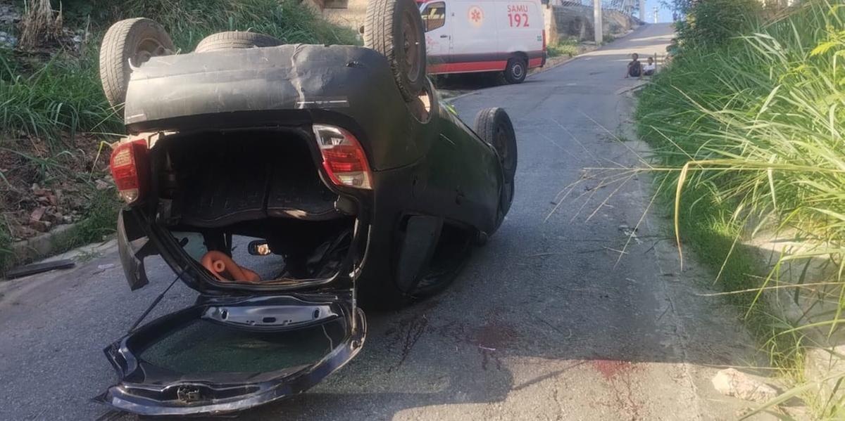 Carro capota na região Nordeste de Belo Horizonte, deixando mãe e bebê de colo feridos