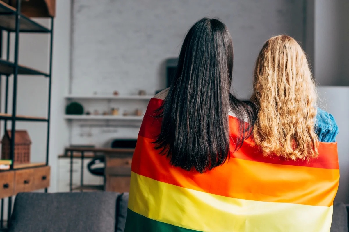 Mulheres lésbicas também estão sujeitas ao risco de infecções sexualmente transmissíveis, aponta estudo