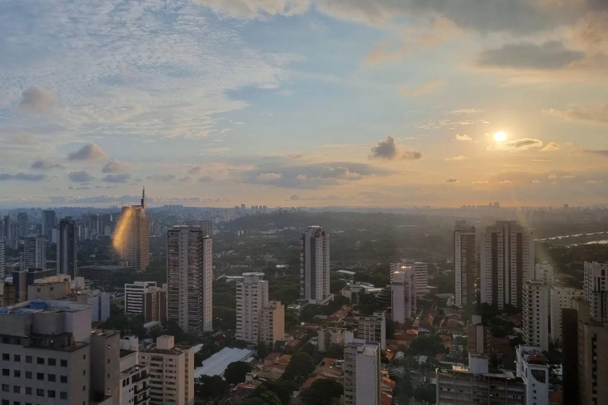 Nova frente de tempestades e altas temperaturas deve atingir o Brasil neste fim de semana