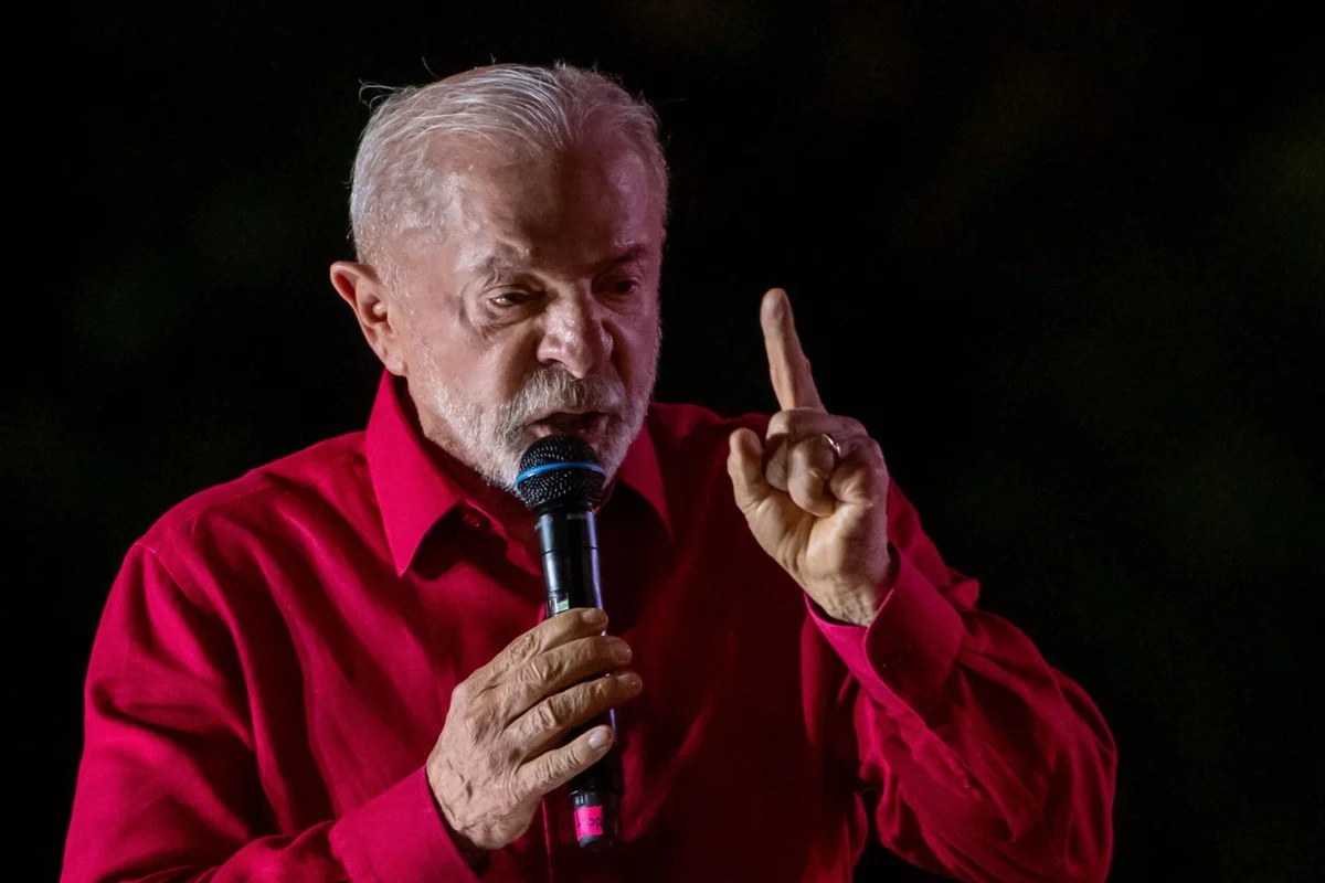 Lula intensifica ataques a Flávio Bolsonaro e adota estratégias de campanha com foco em temas populares na reta final do primeiro turno