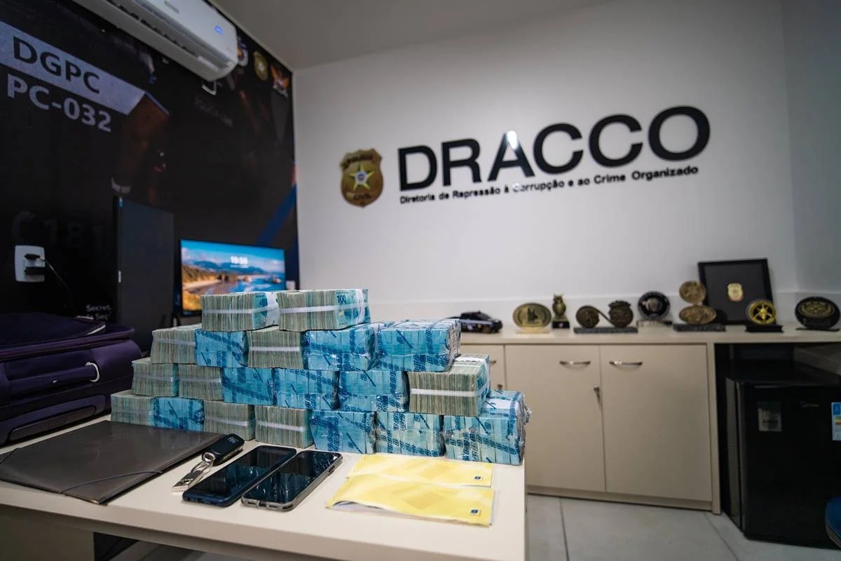 Dois funcionários da Ceilurb são presos com R$ 2 milhões em espécie durante operação em Maceió