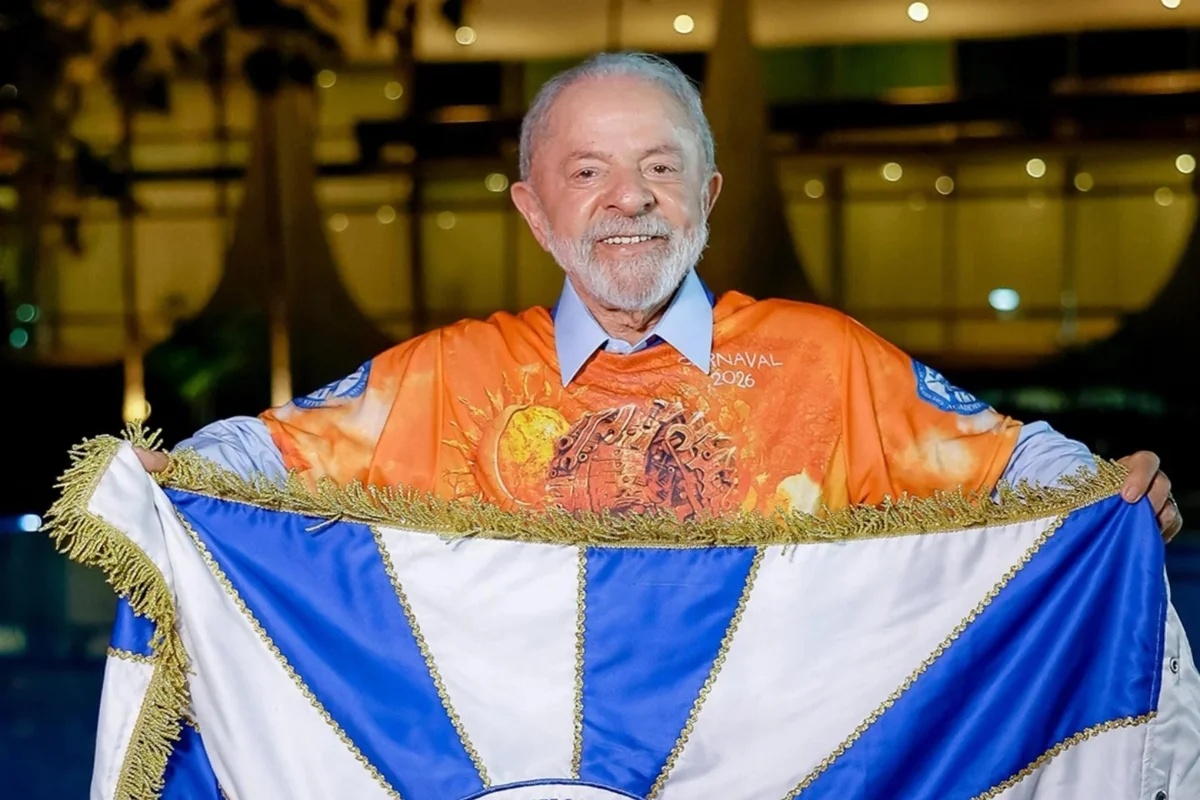TSE aceita ação de Flávio Bolsonaro contra Lula por supostas irregularidades no desfile do Carnaval de 2026