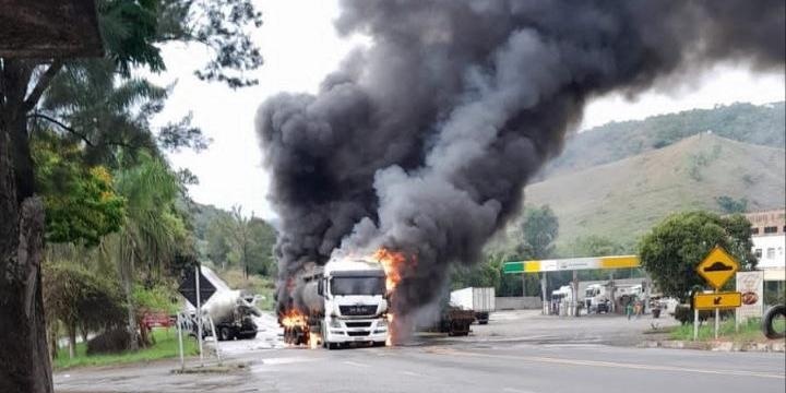 Caminhão-tanque pega fogo após colisão com betoneira na BR-262, na região Central de Minas