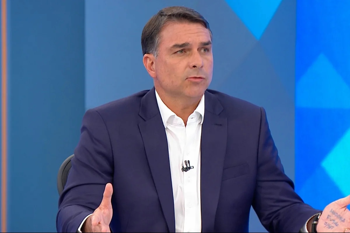 Flávio Bolsonaro critica foto de Gonet com Vorcaro em Londres e reforça acusações contra procurador