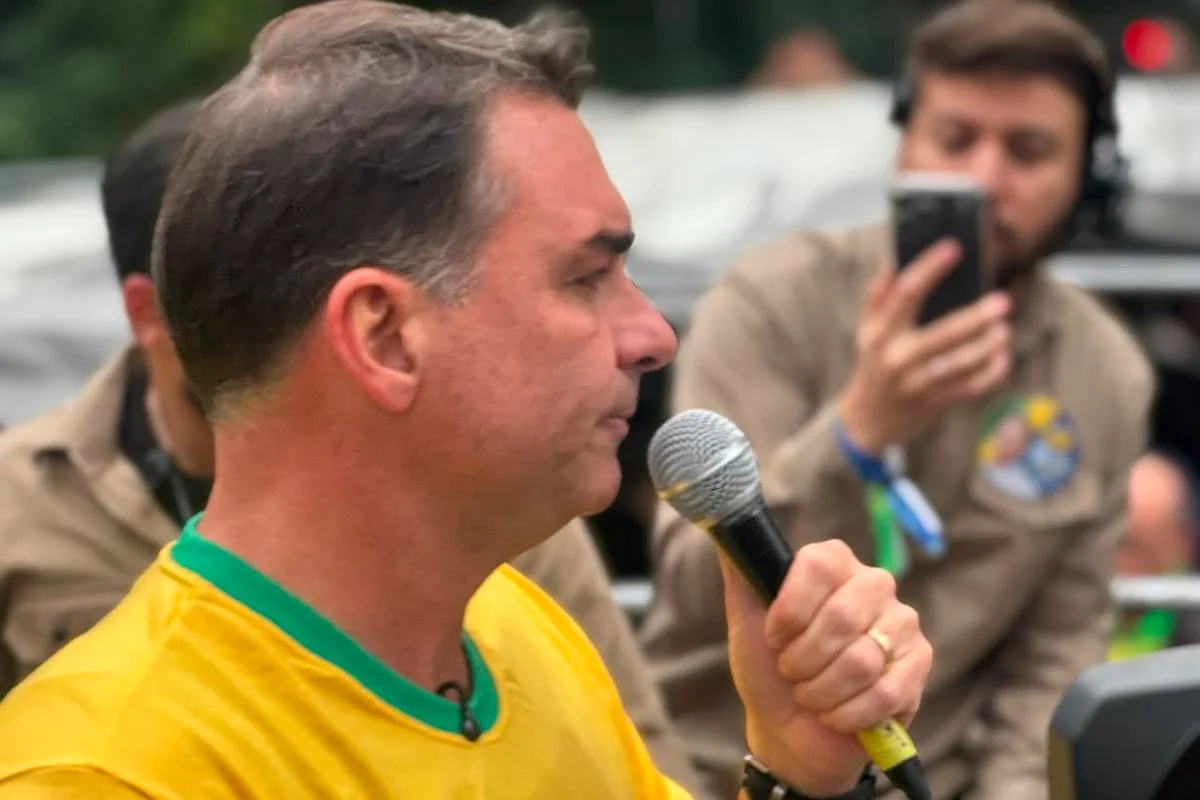Flávio Bolsonaro afirma que Santa Catarina não é um estado de fascistas e critica crise no STF