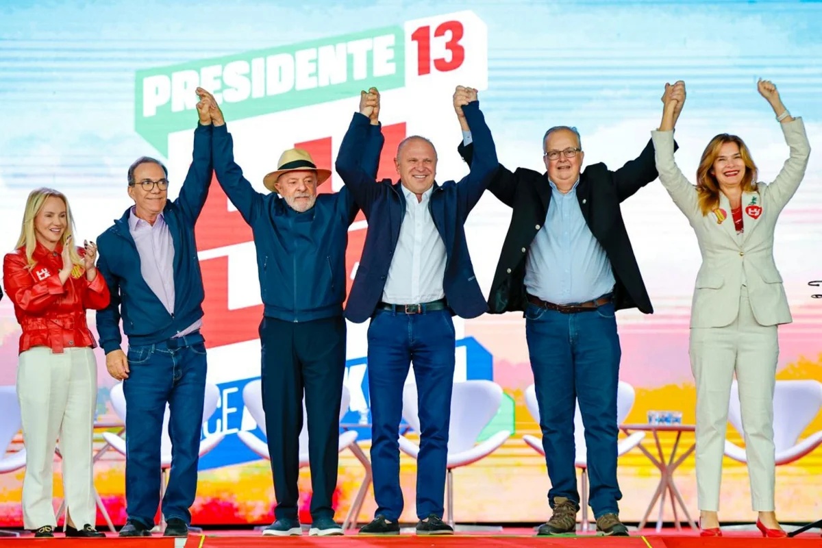 Lula afirma que Flávio Bolsonaro busca vencer eleições para libertar o pai, Jair Bolsonaro