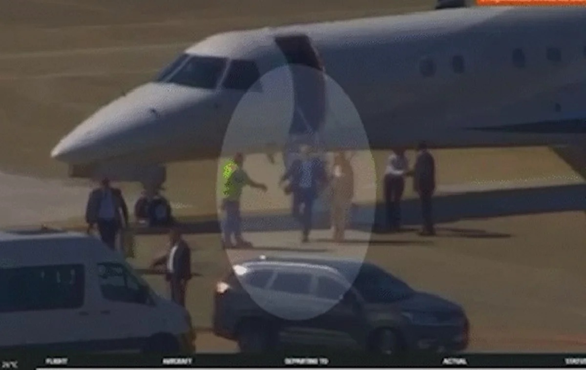 Imagens revelam desembarque de Moraes em jatinho ligado a empresa de Vorcaro após contrato de R$ 50 milhões