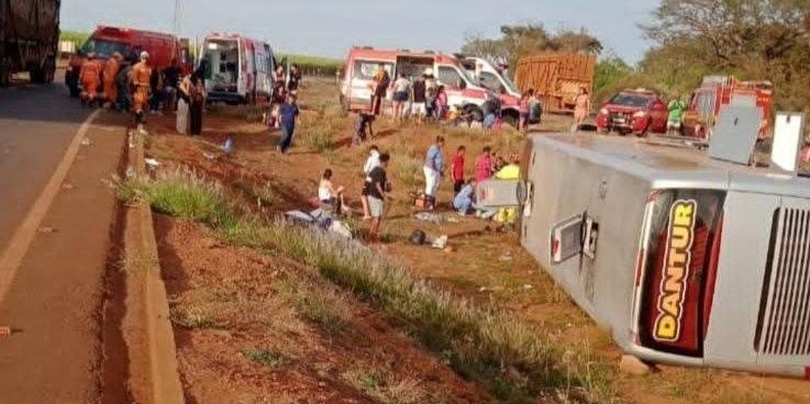 Ônibus com 51 passageiros tombou na rodovia de Minas Gerais, deixando sete feridos