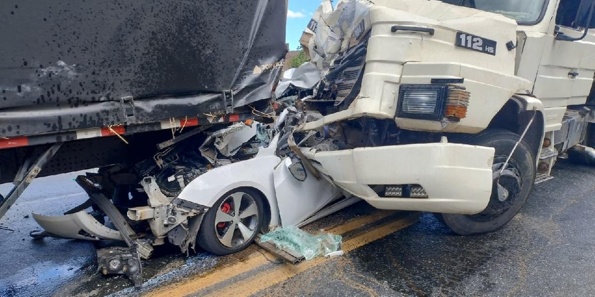 Carro com quatro ocupantes é prensado por caminhões na BR-251, em Francisco Sá, no Norte de Minas