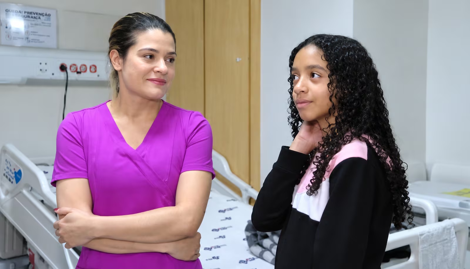 Menina atacada por enxame de abelhas na Região Metropolitana de Belo Horizonte recebe alta após uma semana de internação
