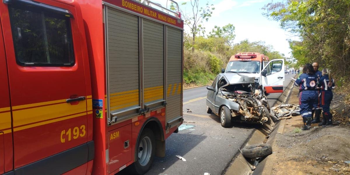 Motorista de Fiat Uno morre após colisão frontal com caminhão na MG-238, em Minas Gerais