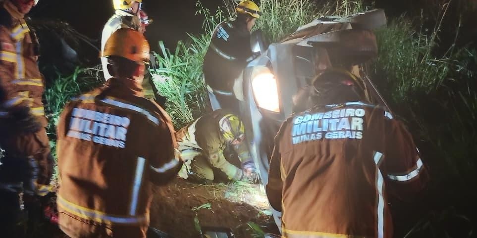 Mulher fica presa dentro de carro após capotamento na BR-497, em Uberlândia