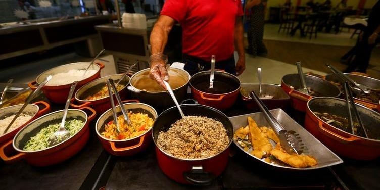 Almoço diário fora de casa pode representar quase um salário mínimo de gasto em Belo Horizonte, aponta estudo