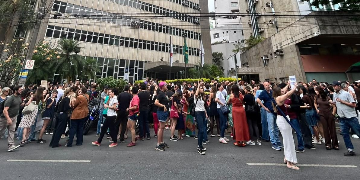 Sem acordo em audiência no TRT, professores de escolas particulares na Grande BH continuam greve por tempo indeterminado