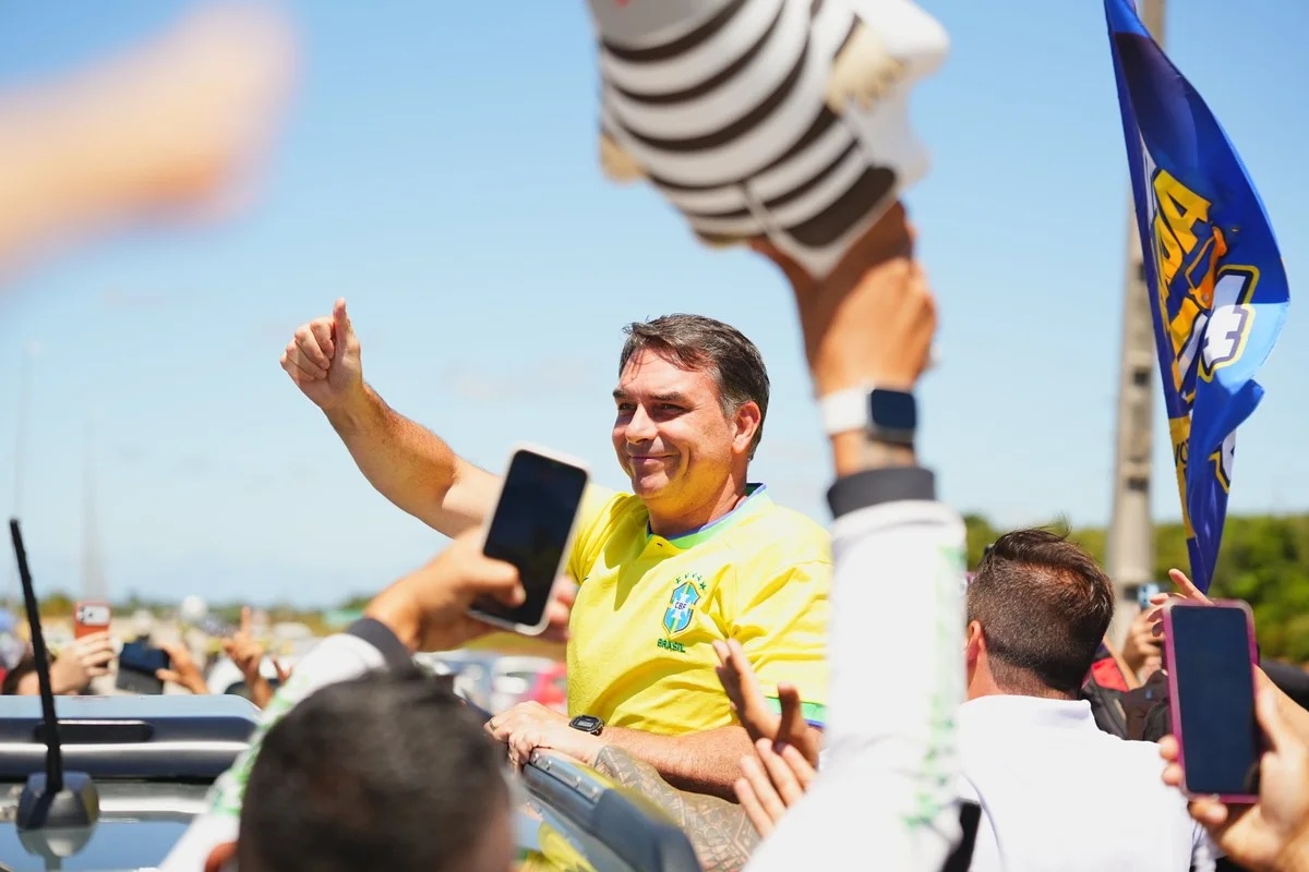 Flávio Bolsonaro reforça ataque a Moraes e associa Lula a crise no STF durante campanha no Rio Grande do Norte