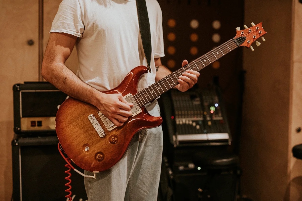 Estudo aponta que cérebro de músicos processa movimentos com maior agilidade e eficiência