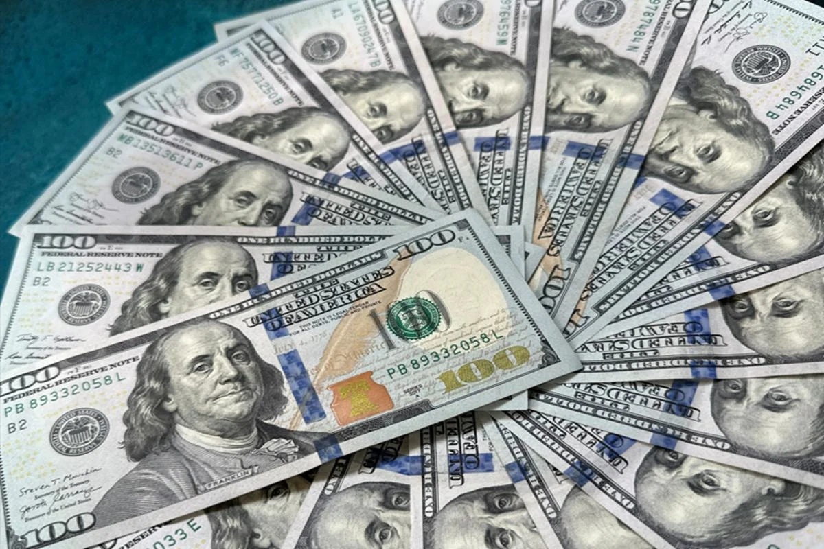 Dólar registra alta frente ao real e Bolsa opera em queda mesmo com petróleo abaixo de US$ 100