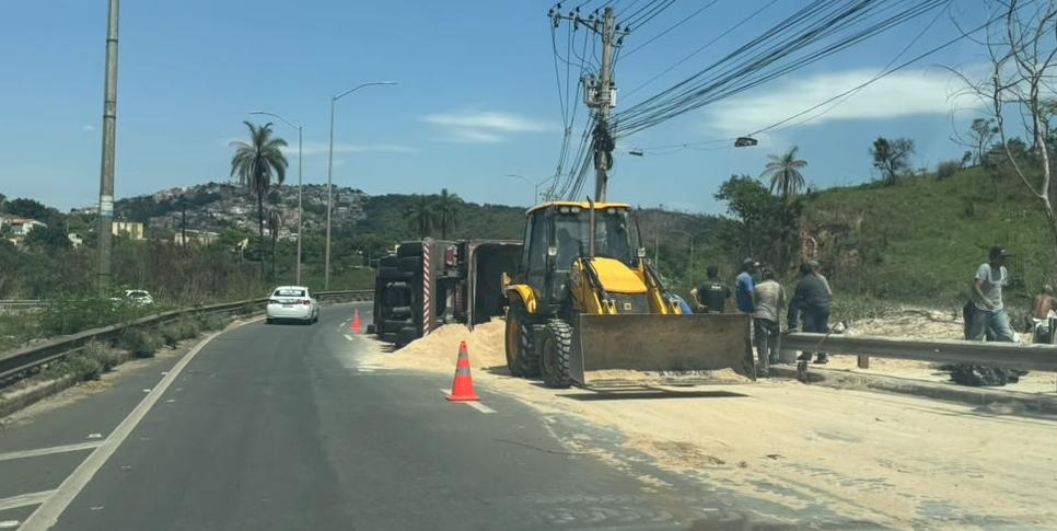Carreta com farelo de trigo tombada na MG-020 em Belo Horizonte causa duas vítimas e interdição parcial da via