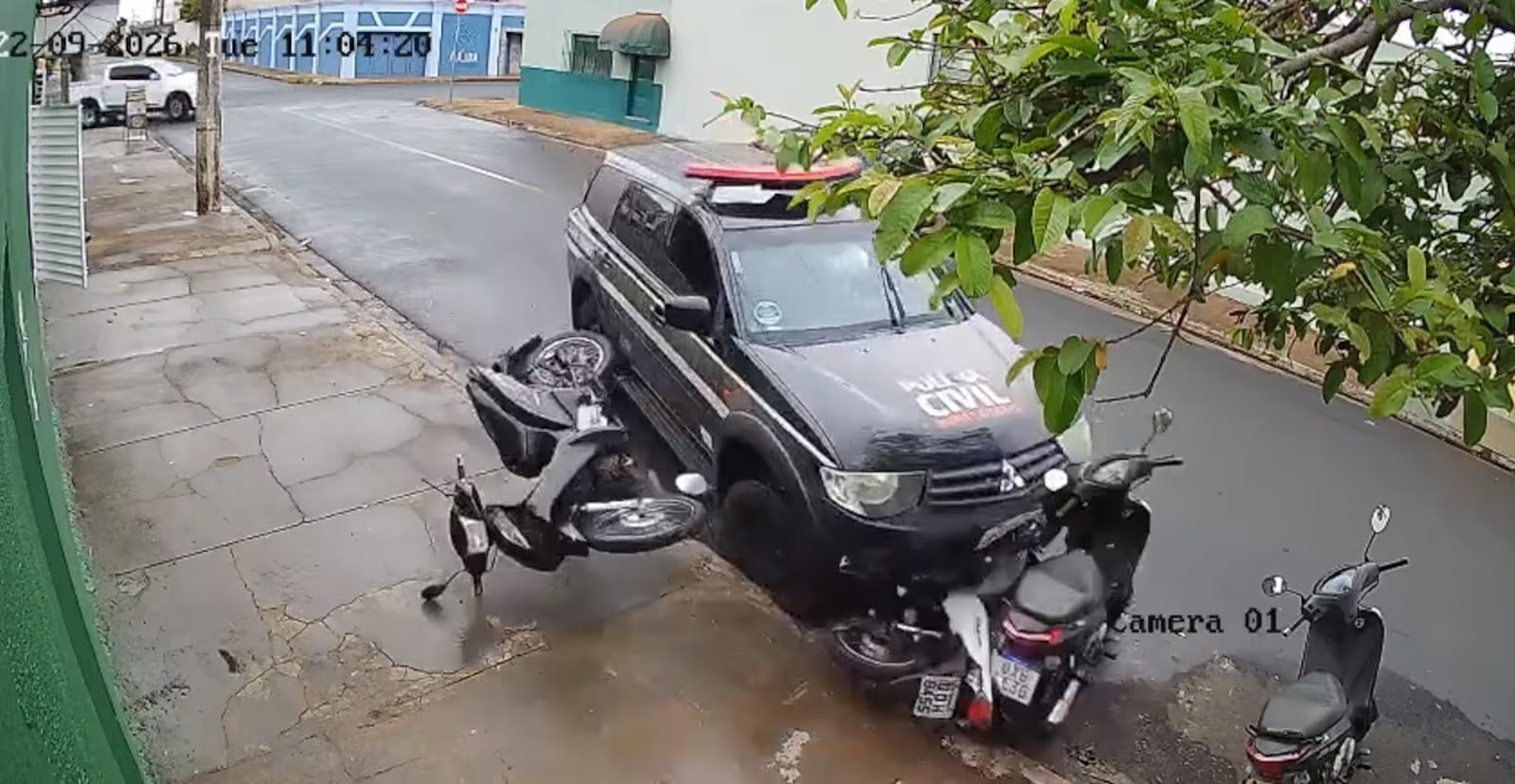 Motorista de viatura da Polícia Civil perde controle e colide com quatro motos em Uberaba